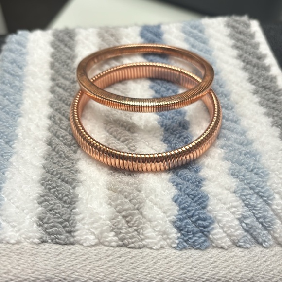 Bracket to keep your sleeves from sliding down - Picture 3 of 3